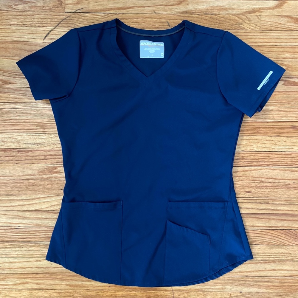 Sketchers scrub top